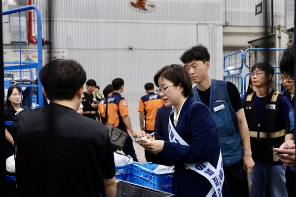 24일 쿠팡 야탑센터 지점에서 작업 중인 노동자들의 고충을 듣는 정혜경 의원 ⓒ 정혜경 의원실